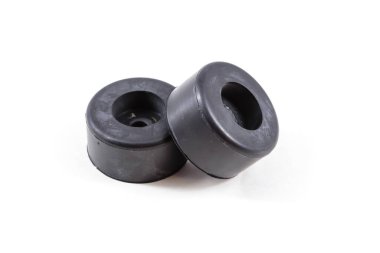 Beyaz arka plana iki siyah lastik tıpası yerleştiriliyor. Engelleyicilerin boyutları ve şekilleri aynı.