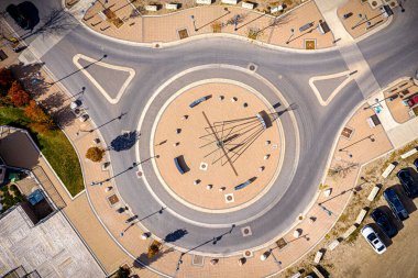 Ortasında saat kulesi olan büyük, yuvarlak bir plaza. Meydan ağaçlar ve banklarla çevrili.