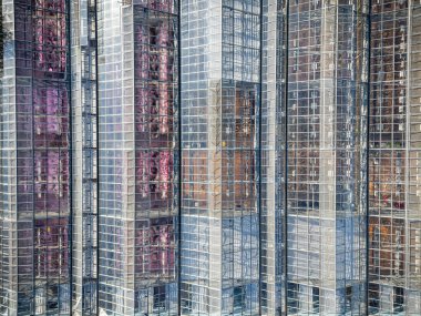 Bir sürü penceresi ve pembe duvarı olan bir bina. Pencereler temiz ve bina yüksek.