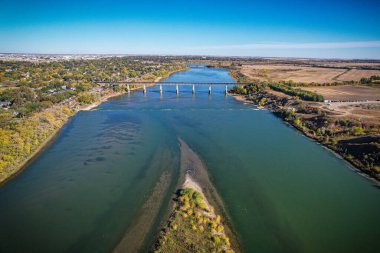 Üzerinde köprü olan bir nehir. Nehir yeşil ve köprü kahverengi.