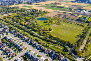 Ortasında büyük bir park olan bir yerleşim yeri. Park evlerle çevrili ve ortasında bir gölet var.