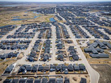 Evleri ve caddesi olan bir yerleşim yeri. Evlerin çoğu beyaz ve cadde ağaçlarla kaplı.