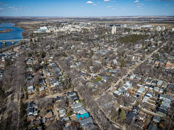 Arka planda köprü olan şehir manzarası. Evlerin çoğu beyaz ve bölgede birkaç ağaç var.