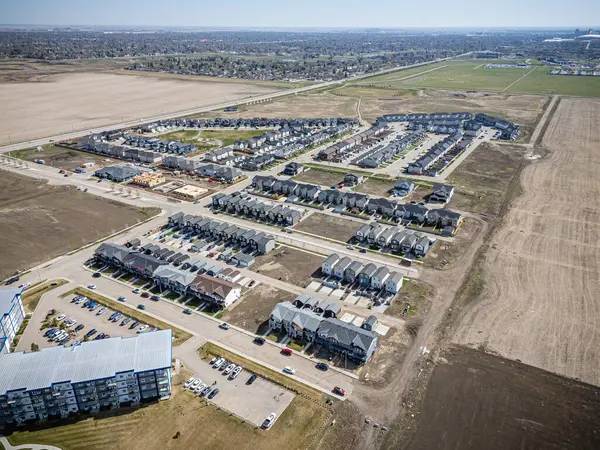 Bir sürü evi ve birkaç arabası olan bir yerleşim yeri. Evler çoğunlukla beyaz ve arabalar da çoğunlukla beyaz.