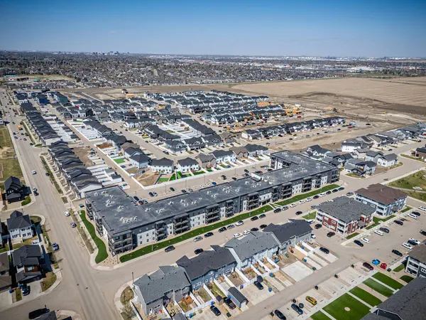 Birçok evi ve arabası olan bir yerleşim yeri. Evlerin çoğu beyaz ve arabalar garaj yolunda park halinde.