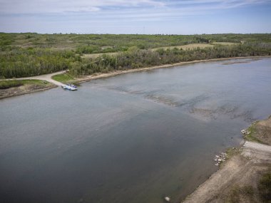 Kıyıya yanaşmış bir teknesi olan bir ceset. Su sakin ve gökyüzü berrak.