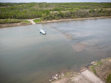 Üzerinde küçük bir feribot olan bir ceset. Su sakin ve tekne mavi.