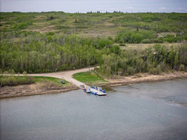 Limanı ve birkaç teknesi olan bir göl. Rıhtım teknelerle dolu ve su sakin.