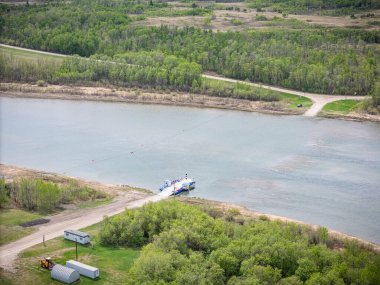 Limanı ve köprüsü olan bir nehir. Rıhtım nehrin sağ tarafında.