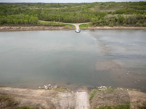 Rıhtımın sonuna yanaşmış bir teknesi olan bir ceset. Su sakin ve gökyüzü berrak.