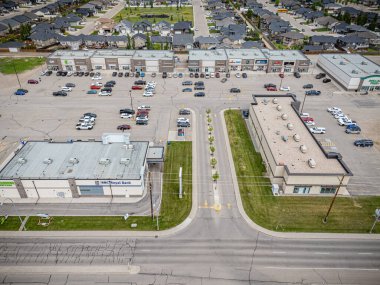 Arka planda bina olan bir otopark. Otopark araba ve kamyonlarla dolu.