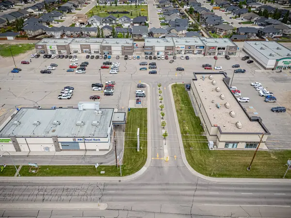 Arka planda bina olan bir otopark. Otopark araba ve kamyonlarla dolu.