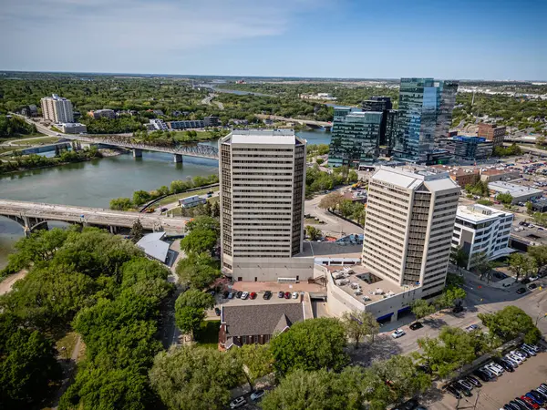 Şehir manzarası, iki yüksek bina ve bir köprü. Binalar kahverengi ve köprü beyaz.