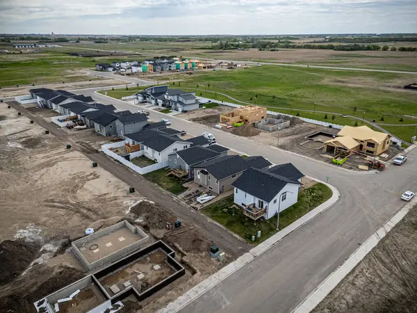 Evleri ve birkaç şantiyesi olan bir yerleşim yeri. Evler çoğunlukla siyah ve beyaz ve inşaat alanları bölgeye dağılmış durumda. Manzara biraz kasvetli.