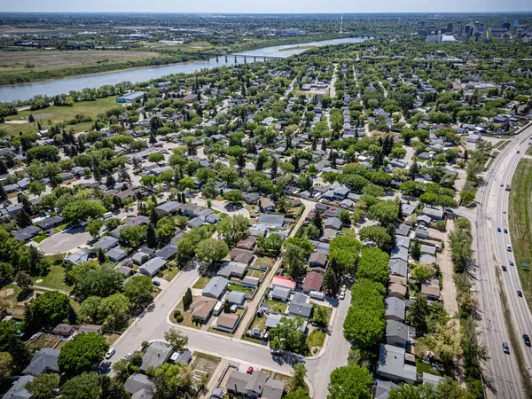 İçinden nehir akan bir yerleşim bölgesi. Evler küçük ve sokaklar ağaçlarla dolu.