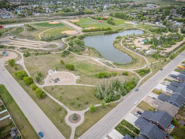 Göleti ve oyun parkı olan bir park. Park evler ve bir cadde ile çevrilidir. Park, ailelerin birlikte zaman geçirmesi için güzel bir yer.