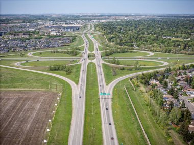 Yeşil çimenli bir orta yol ve üzerinde 