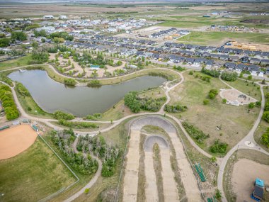 Gölü ve oyun parkı olan bir park. Park evlerle çevrilidir. Evlerin çoğu beyaz ve benzer bir tasarıma sahipler. Park, ailelerin birlikte zaman geçirmesi için popüler bir yerdir.