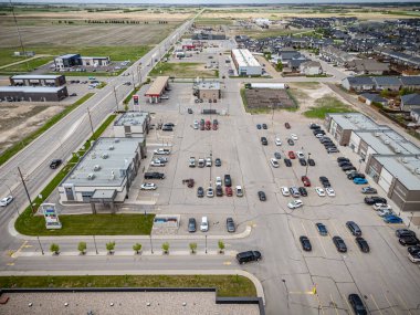 Bir sürü arabası olan büyük bir otopark ve 