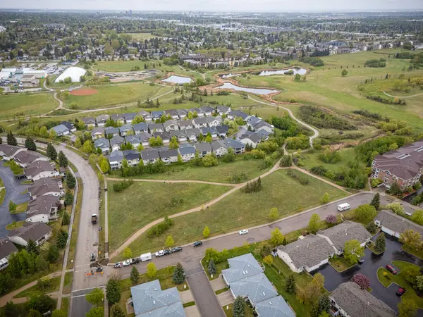 Evleri ve parkı olan bir yerleşim yeri manzarası. Evlerin çoğu beyaz ve park yeşil.