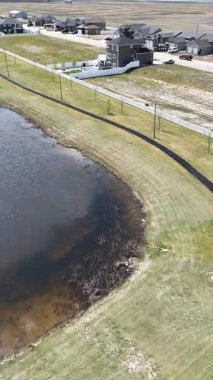 Çocuk parkı ve göleti olan bir park. Gölet çimenler ve ağaçlarla çevrilidir. Oyun parkında bir kaydırak ve salıncak var.