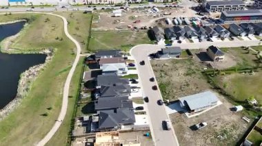 Evleri ve parkı olan bir yerleşim yeri. Evlerin çoğu beyaz ve park yeşil.