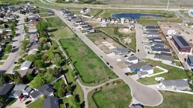 Evleri ve havuzu olan bir yerleşim yeri. Evler çoğunlukla beyaz ve havuz bölgenin ortasında yer alıyor.