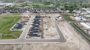 Evleri ve toprak yolu olan bir yerleşim yeri. Evler inşa sürecinde.