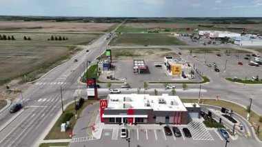 McDonald 's restoranı işlek bir sokaktan görülebilir. Gökyüzü açık ve bölge ticari bir bölge gibi görünüyor.