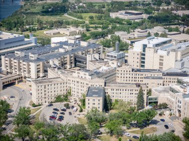 Hastane kampüsü, bir sürü bina ve arabasıyla geniş, yayılmış bir kompleks. Binaların çoğu beyaz ve üniformalı. Kampüse temiz ve düzenli bir görünüm kazandırıyor.