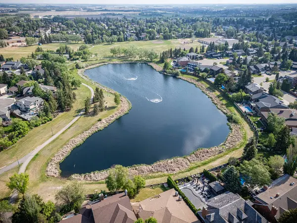 Büyük su kütlesi evler ve ağaçlarla çevrilidir. Su sakin ve huzurlu. Etrafına evler yayılmış.