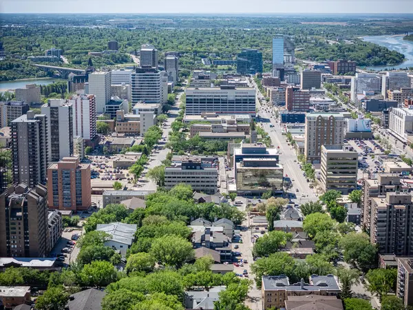 Şehir manzarası, bir sürü yüksek bina ve geniş yeşil bir alan. Şehir hareketli ve hareketli bir atmosfere sahip.