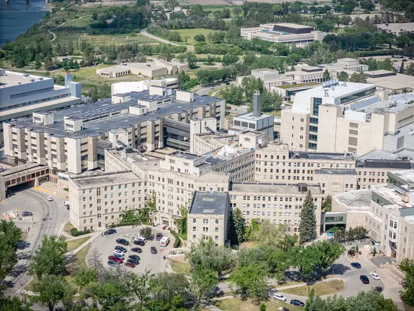 Hastane kampüsü, bir sürü bina ve arabasıyla geniş, yayılmış bir kompleks. Binaların çoğu beyaz ve üniformalı. Kampüse temiz ve düzenli bir görünüm kazandırıyor.