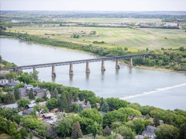 Köprü bir nehir boyunca uzanır, diğer tarafında bir kasaba vardır. Köprü nehrin iki tarafını birbirine bağlayan büyük metal bir yapıdır.