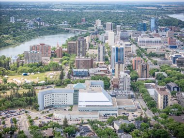 Şehir manzarası ve ortasında büyük bir bina. Şehir araba ve binalarla dolu.