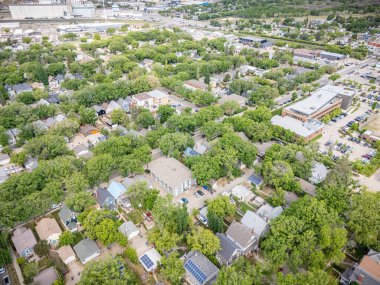Birçok evi ve ağacı olan bir yerleşim yeri. Evler çoğunlukla beyaz ve ağaçlar yeşil.