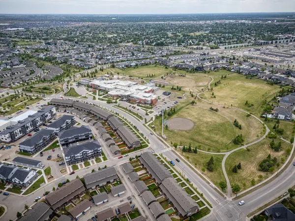 Ortasında park olan şehir manzarası. Park boş ve evlerin çoğu beyaz.