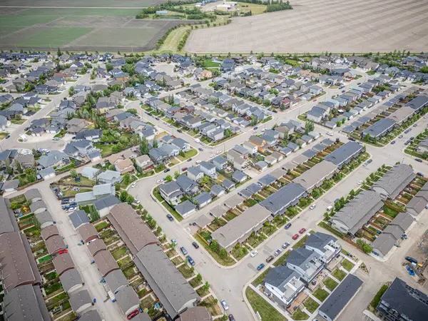 Birçok evi ve arabası olan bir yerleşim yeri. Evler çoğunlukla beyaz ve arabalar çoğunlukla mavi.