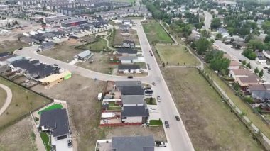 Evleri ve okul otobüsü olan bir yerleşim yeri. Evler dağılmış durumda ve etrafta hiç insan yok.