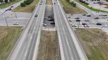 Yolun ortasında bir kamyonun durduğu yoğun bir otoyol. Kamyon yolu kapatıyor ve trafik sıkışıklığına neden oluyor.