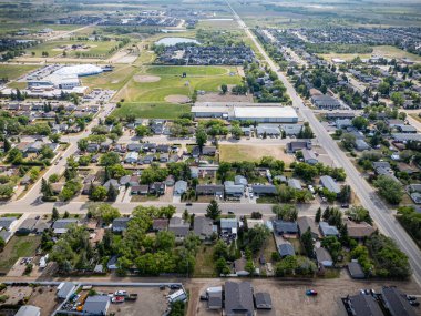 Evleri ve ağaçları olan bir yerleşim yeri manzarası. Evler çoğunlukla küçük ve cadde ağaçlarla kaplı.