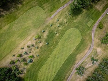 Golf sahasında iki yeşil ve bir patika var. Yeşiller iyi korunmuş ve çimenler yemyeşil.
