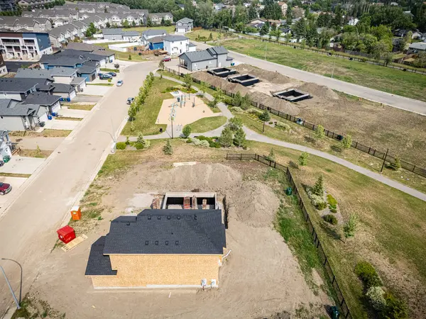 İnşaat halindeki bir evi olan bir yerleşim yeri. Ev görüntünün sağ tarafında.