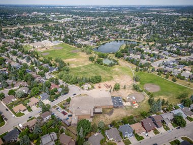Park ve okul olan bir yerleşim yeri manzarası. Park boş ve okul görüntünün tam ortasında.