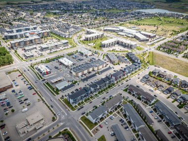 Bir sürü arabası ve binası olan bir şehir manzarası. Sokaklar trafikten geçilmiyor ve binalar yüksek.