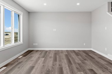 Büyük, penceresi ve televizyonu olan boş bir oda. Oda çok temiz ve çok modern görünüyor.