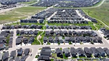 Bir sürü penceresi ve camında arabaların yansıması olan büyük bir bina. Bina içinde birçok arabanın park edildiği bir otoparkla çevrili.