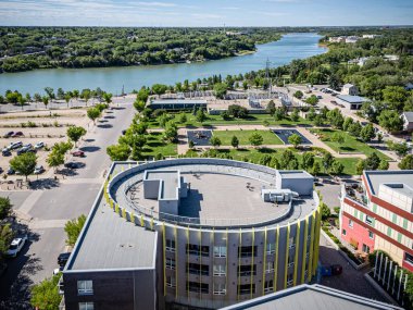 Şehir manzarası ve ortasında büyük bir bina. Binanın tepesinde bir otopark var.