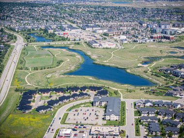 Şehir manzarası ve ortasında büyük bir su kütlesi. Su evler ve binalarla çevrili.