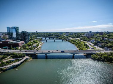 Nehir akan bir şehir ve su üzerinde bir köprü. Köprü arabalar ve kamyonlarla dolu.